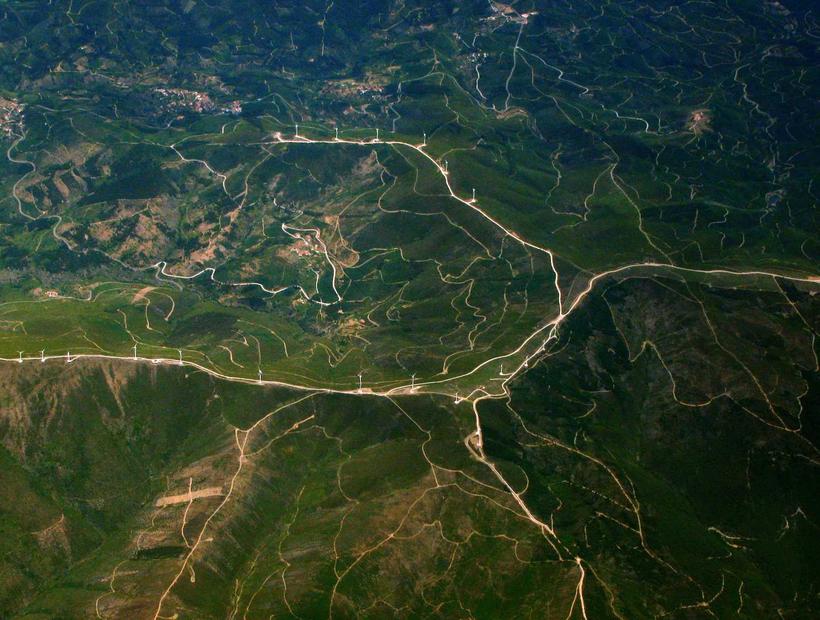 Unité intérieure de climatisation réversible posée dans un salon